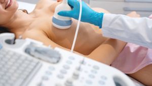 Ultraschall der Brust – eine Patientin bei der Vorsorgeuntersuchung. (Symbolfoto) Foto: imago images/Panthermedia/Kzenon