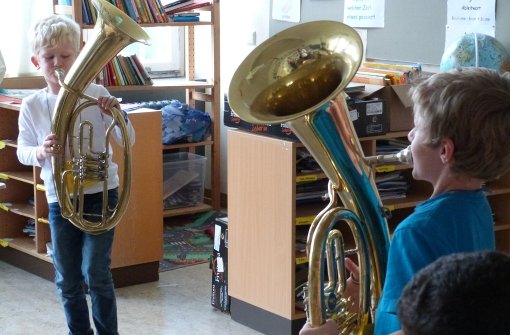 Die 35 Schüler der Sommerrainschule bekamen die Gelegenheit, verschiedene Instrumente kennenzulernen und auch auszuprobieren. Foto: Musikverein Bad Cannstatt