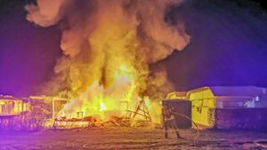 Bei Sinsheim brannte ein Wohnwagen. Foto: dpa/Julian Buchner