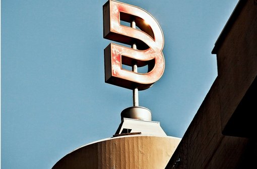 Das Firmenlogo der Stuttgarter Kaufhauskette Breuninger glänzt in der Sonne, finster dagegen ist der Streit um die Unternehmensanteile. Foto: Leif Piechowski