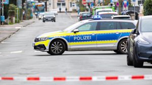 In Nienburg in Niedersachsen ist bei einem Polizeieinsatz ein Mann tödlich verletzt worden. Eine Polizistin wurde angeschossen. Foto: Moritz Frankenberg/dpa