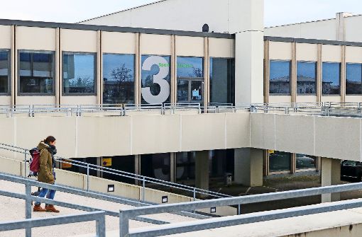 Die Sporthalle heißt hochschulintern „Gebäude 3“ – die Schwimmhalle darin bleibt bis zum Frühjahr gesperrt. Foto: factum/Granville
