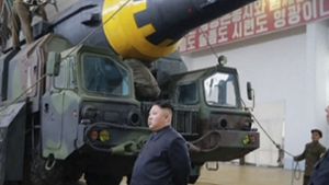 Das Standbild eines Videos zeigt Nordkoreas Staatschef Kim Jong Un auf einem angeblichen Testgelände für Raketen. Foto: KRT/AP