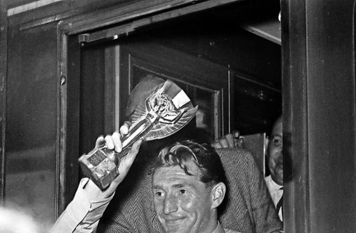 Fritz Walter mit dem WM-Pokal am 5. Juli 1954 in Singen Foto: dpa