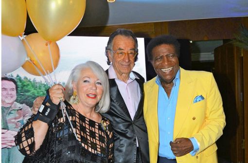 Gerd Schüler, den man den „Disco-König“ nannte, mit  Frau Tamara  Schüler und Roberto Blanco bei seinem   80. Geburtstag. Foto: /Schüler