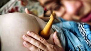Die Hebamme Monika Schmid bei der Untersuchung einer Schwangeren Foto: Lichtgut/Max Kovalenko