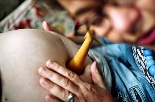Die Hebamme Monika Schmid bei der Untersuchung einer Schwangeren Foto: Lichtgut/Max Kovalenko