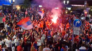 Serbische Fans versammeln sich nach dem Spiel gegen die Schweiz in der Stuttgarter Innenstadt. Foto: Andreas Rosar Fotoagentur-Stuttgart