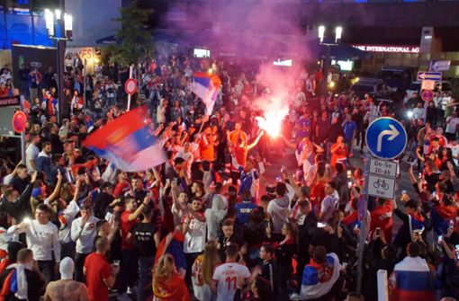 Serbische Fans versammeln sich nach dem Spiel gegen die Schweiz in der Stuttgarter Innenstadt. Foto: Andreas Rosar Fotoagentur-Stuttgart