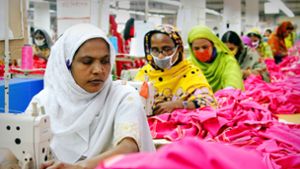Frauen arbeiten in einer Textilfabrik bei Dhaka, der Hauptstadt von Bangladesch. Inwieweit deutsche Firmen für etwaige Arbeitsrechtsverstöße oder noch gravierendere Missstände bei ihren Zulieferern in Verantwortung genommen werden können, wird derzeit rund um das Lieferkettengesetz diskutiert. Foto: dpa/Doreen Fiedler