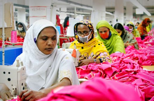 Frauen arbeiten in einer Textilfabrik bei Dhaka, der Hauptstadt von Bangladesch. Inwieweit deutsche Firmen für etwaige Arbeitsrechtsverstöße oder noch gravierendere Missstände bei ihren Zulieferern in Verantwortung genommen werden können, wird derzeit rund um das Lieferkettengesetz diskutiert. Foto: dpa/Doreen Fiedler