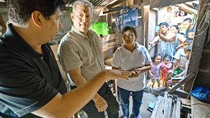 Der Ex-US-Präsidentschaftskandidat Al Gore (2. v. li.) informiert sich rund um den Globus bei den ersten Opfern des Klimawandels. Foto: Paramount