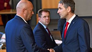 Umstritten: Thomas Kemmerich (links, FDP) war mit Hilfe der AfD und Björn Höcke (rechts) zum thüringischen Ministerpräsidenten    gewählt worden. Foto: dpa/Martin Schutt