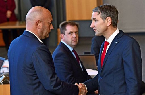 Umstritten: Thomas Kemmerich (links, FDP) war mit Hilfe der AfD und Björn Höcke (rechts) zum thüringischen Ministerpräsidenten    gewählt worden. Foto: dpa/Martin Schutt