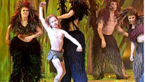 Maurice Kißling als Tarzan  tanzt hier mit seiner  Affenbande. Foto: Sabine Ackermann