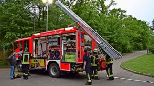 Die Drehleiter am neuen HLF 20 kann heruntergekurbelt werden. Das geht deutlich schneller, als wenn erst ein Feuerwehrmann aufs Dach klettern muss. Foto: Alexandra Kratz