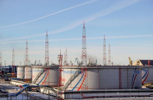 Der Westen will einen Preisdeckel für russisches Erdöl einführen. Das würde auch die Tanks von Transneft, einem staatlichen russischen Unternehmen, das die Erdöl-Pipelines des Landes betreibt, im Ölterminal von Ust-Luga betreffen. Foto: dpa/Stringer