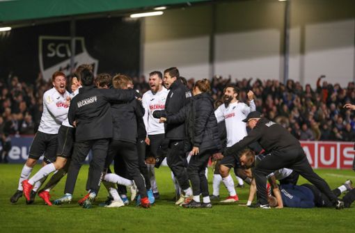 Die Spieler vom SC Verl feiern ihren Sieg gegen Holstein Kiel. Foto: dpa/Friso Gentsch