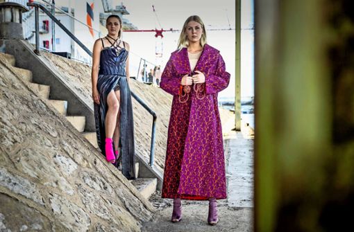 Die Nachwuchs-Designerinnen der Staatlichen  Modeschule Wangen zeigen ihre Modelle am Stuttgarter Hafen. Foto: Lichtgut/Julian Rettig
