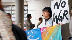 Die Künstlerin Ohki Seikoaus Japan hält an einem Ideal von 68 fest: am öffentlichen Einspruch gegen Politik. Foto: Artline Films/Gebrueder Beetz