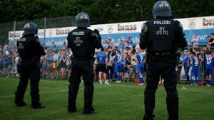 Beim Spiel der Stuttgarter Kickers in Alzenau war die Polizei mit vielen Beamten im Einsatz. Foto: Pressefoto Baumann