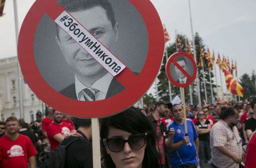 Immer wieder haben die Bürger gegen die Politik des mazedonischen Ex-Premiers Nikola Gruevski protestiert. Sie haben den Weg für eine Beilegung des Namensstreits geebnet. Foto: AP