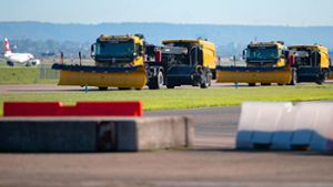 Die Neuen kommen: Diese Winterdienstfahrzeuge für den Flughafen lenken sich selbst. Foto: dpa/Marijan Murat