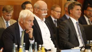 Auf dem  Dieselgipfel vor einem Jahr hat sich die Autoindustrie – in der Mitte Daimler-Chef Dieter Zetsche –  Versprechungen gemacht. Doch mit der Umsetzung hapert es. Foto: dpa