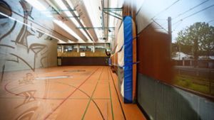 Die in die Jahre gekommene Sporthalle 1 in Ostfildern-Nellingen wird durch einen Neubau ersetzt. Dadurch kommen hohe Investitionen auf die Kommune zu. Foto: Horst Rudel