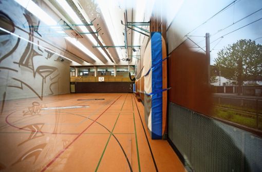 Die in die Jahre gekommene Sporthalle 1 in Ostfildern-Nellingen wird durch einen Neubau ersetzt. Dadurch kommen hohe Investitionen auf die Kommune zu. Foto: Horst Rudel