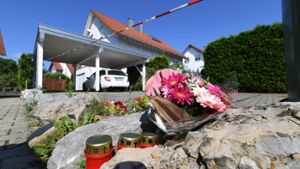 Nach dem Dreifachmord in Ravensburg stehen Kerzen am Haus der Familie. Nun soll in einer Nachbargemeinde ein Mann seine Ehefrau getötet haben. (Archivfoto) Foto: dpa