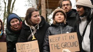 Die Klimaaktivistinnen Luisa Neubauer (2.v.l), Greta Thunberg (3.v.r), Lakshmi Thevasagayam (r) und der Klimaktivist Florian Özcan (2.v.r) protestieren in Lützerath. Foto: Federico Gambarini/dpa