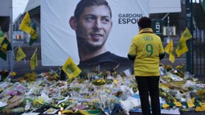 Am Fußballstadstion in Nantes gedenken Fans des tödlich verunglückten Fußballers. Foto: AP