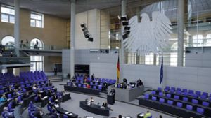 In einer parlamentarischen Demokratie liegt die Gesetzgebung  beim Parlament (Legislative). In Deutschland werden Gesetze von Bundestag und Bundesrat beschlossen. Foto: imago/Metodi Popo/w
