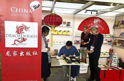 Mit chinesischem Flair und Aktionen wie dieser Kalligrafie-Stunde hat der Drachenhaus Verlag beim Messepublikum gepunktet. Foto: oh
