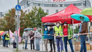 Bosch-Mitarbeiter reihen sich ein in die Kette der Solidarität. Foto: Joachim E. Roettgers