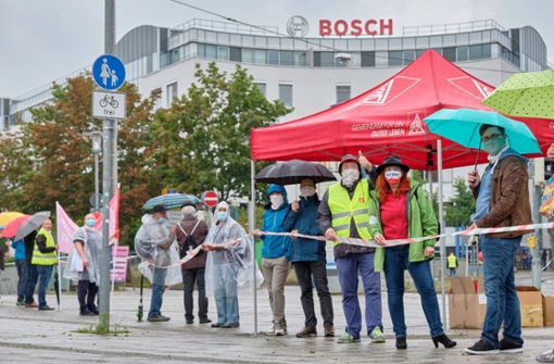 Bosch-Mitarbeiter reihen sich ein in die Kette der Solidarität. Foto: Joachim E. Roettgers