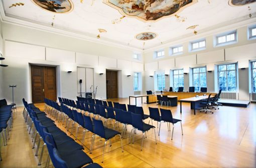 Die Besucherplätze  und der Richtertisch im Kaisersaal des Esslinger Amtsgerichts  werden bis auf Weiteres leer bleiben. Foto: /Horst Rudel