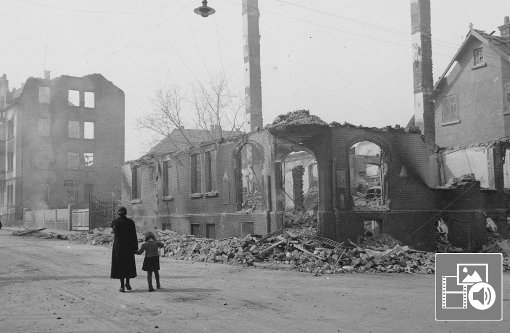 Kulisse einer Nachkriegsjugend: Zerstörte Innenstädte. Klicken Sie auf den Button, um unsere Multimediareportage zu sehen. Foto: Getty