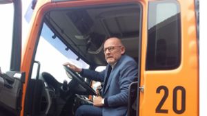 Minister Hermann beim Besuch der Autobahnmeisterei Ludwigsburg. Foto: Christoph Link/Ch. Link