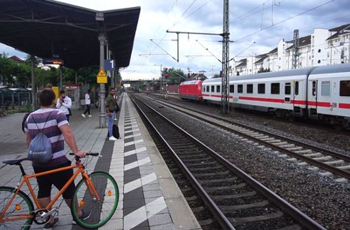 Ein Zug steht am Langener Bahnhof und kann nicht weiterfahren. Zwischen den Hauptbahnhöfen von Mannheim und Frankfurt war nach einem Unwetter zeitweilig kein Zugverkehr möglich. Foto: dpa