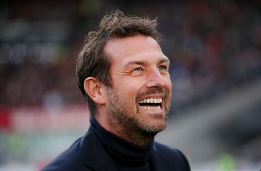 Markus Weinzierl vom VfB Stuttgart will auch nach dem Spiel in Gladbach noch etwas zu lachen haben. Foto: Baumann