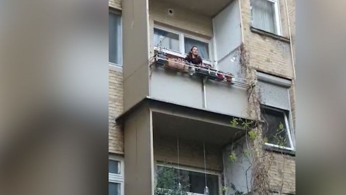 Sängerin musiziert auf Balkon im Heusteigviertel