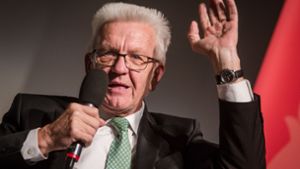 Winfried Kretschmann irritiert die Grünen mit seinem Vorstoß zu Flüchtlingsgruppen (Archivbild). Foto: dpa