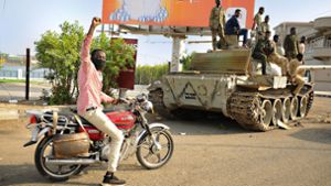 In den sudanesischen Straßen sind Panzer unterwegs. Foto: AFP/STR