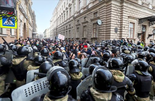 Straßenprotest und Polizeiblockade in Sankt Petersburg Foto: dpa/Sergei Mikhailichenko