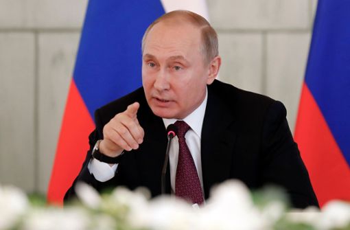 Nur einer zeigt den Weg -Putin sitzt unangefochten im Zenrum der Macht. Foto: AFP