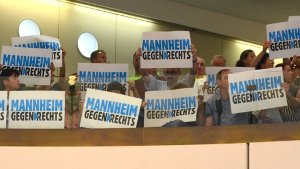 Mannheim gegen rechts steht auf den Plakaten, die im Rathaus in die Höhe gehalten werden. Foto: dpa