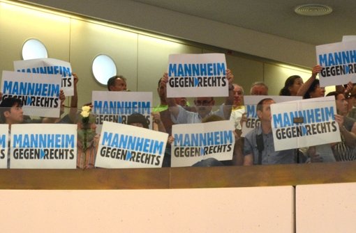 Mannheim gegen rechts steht auf den Plakaten, die im Rathaus in die Höhe gehalten werden. Foto: dpa