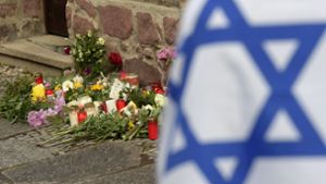 Blumen und die israelische Flagge – Bekenntnisse der Solidarität mit den Opfern nach dem erschütternden Anschlag in Halle Foto: AP/Jens Meyer